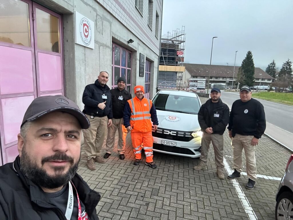 Team der Cupi 24 GmbH mit Firmenfahrzeug in der Schweiz